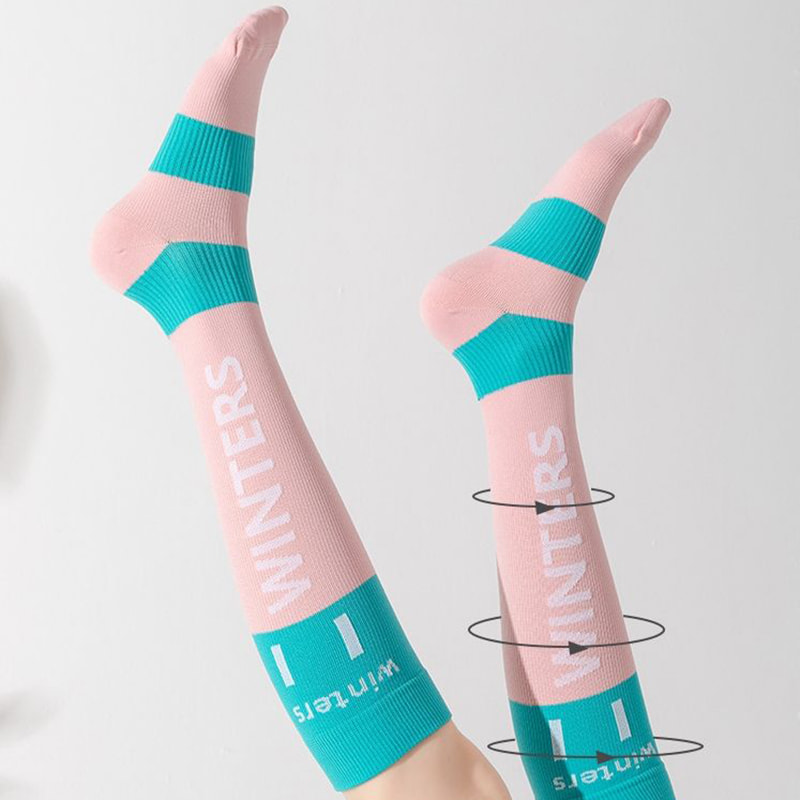 A sportizmok tömöríthetik a zoknit a nők professzionális fitneszéhez, futáshoz, a kötél kihagyása, nyomás, karcsúsító lábak, borjúzokni A sportizmok tömöríthetik a zoknit a nők professzionális fitneszéhez, futáshoz, a kötél kihagyása, nyomás, karcsúsító lábak, borjúzokni